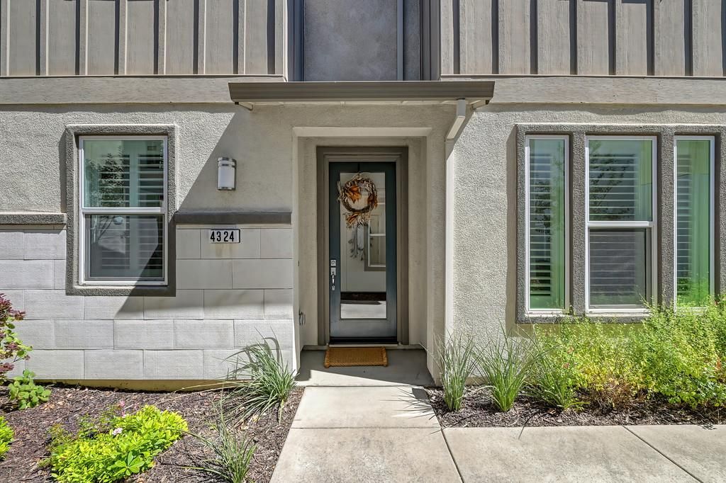 4324 Ocean Ln, Elk Grove, CA 95757