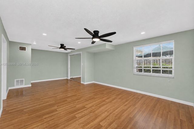 4831 NW 77th Ct, Pompano Beach, FL 33073