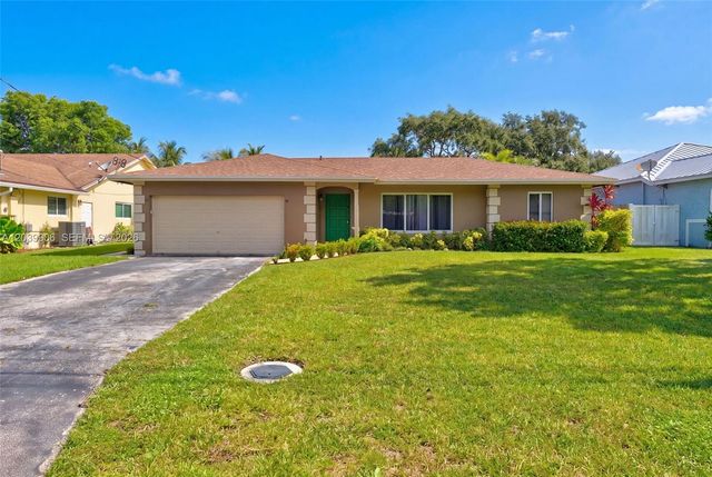 4831 NW 77th Ct, Pompano Beach, FL 33073