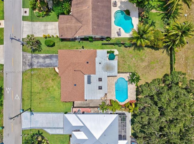 4831 NW 77th Ct, Pompano Beach, FL 33073