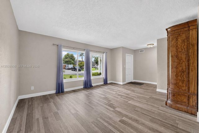 4831 NW 77th Ct, Pompano Beach, FL 33073
