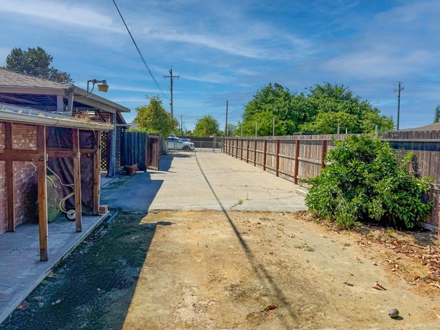 738 N Garden Avenue, Fresno, CA 93727
