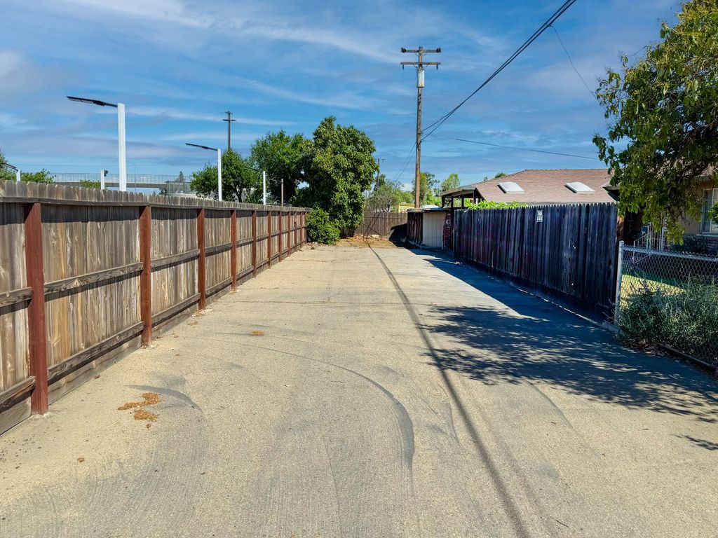 Image 28 of property listing at 738 N Garden Avenue, Fresno, CA 93727