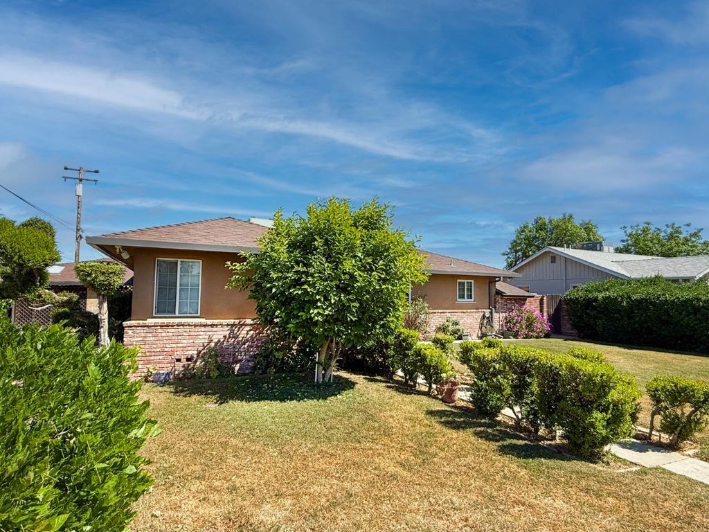 Image 3 of property listing at 738 N Garden Avenue, Fresno, CA 93727