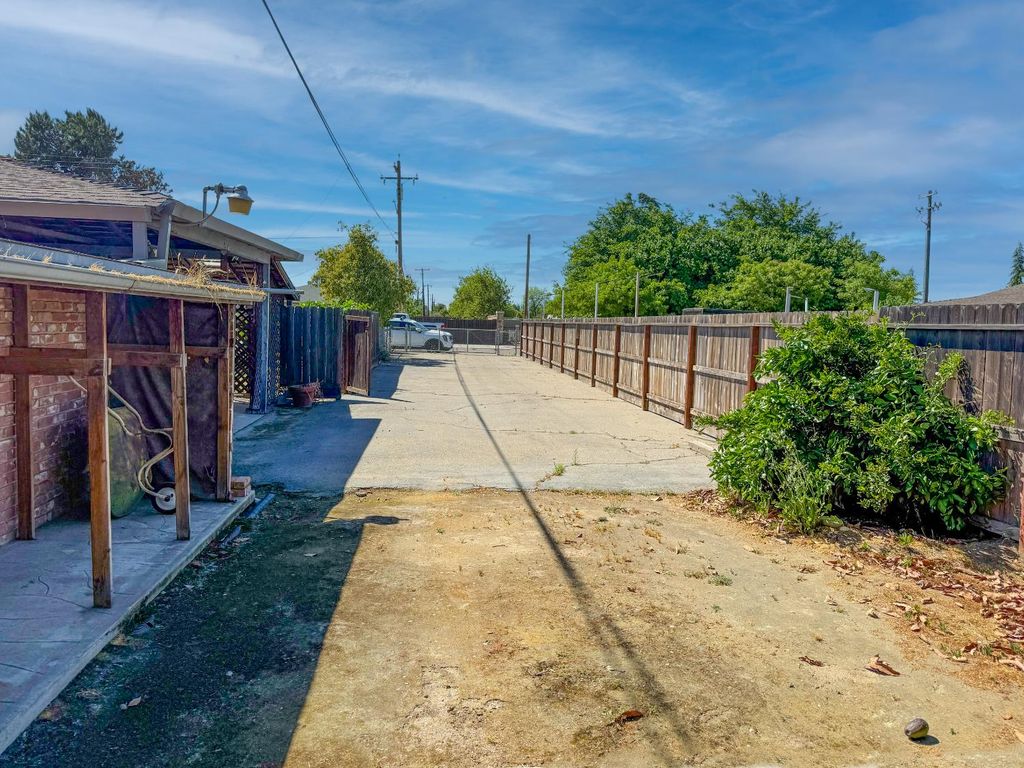 Image 32 of property listing at 738 N Garden Avenue, Fresno, CA 93727