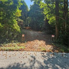 Neimans Avenue SE, East Canton, OH 44730