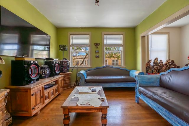 3383 N Milwaukee Avenue, Chicago, IL 60641