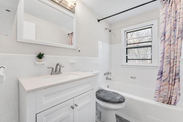 35 Woodway Dr, Shrewsbury, MA 01545