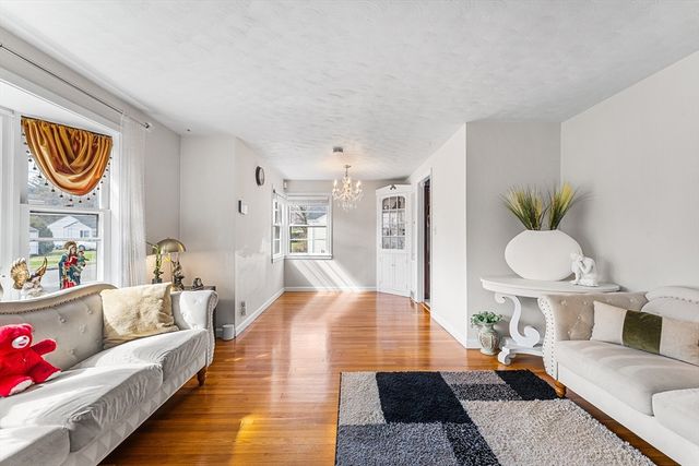 35 Woodway Dr, Shrewsbury, MA 01545