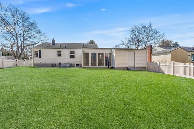 35 Woodway Dr, Shrewsbury, MA 01545