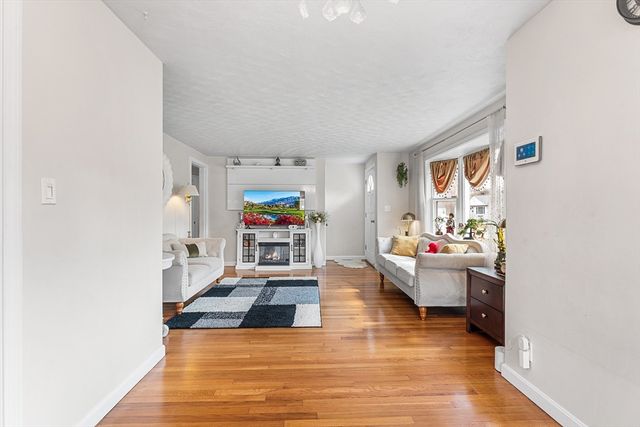 35 Woodway Dr, Shrewsbury, MA 01545