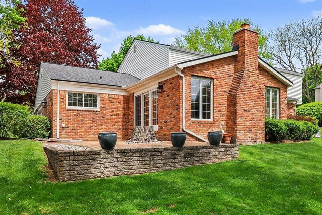 910 S Shady Hollow Circle, Bloomfield Hills, MI 48304