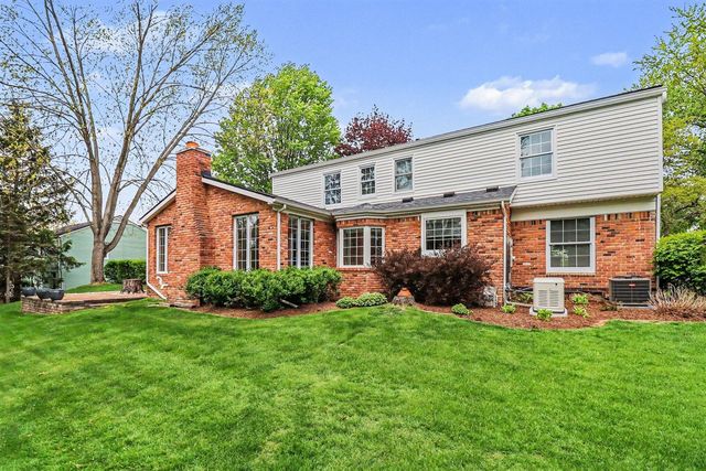 910 S Shady Hollow Circle, Bloomfield Hills, MI 48304