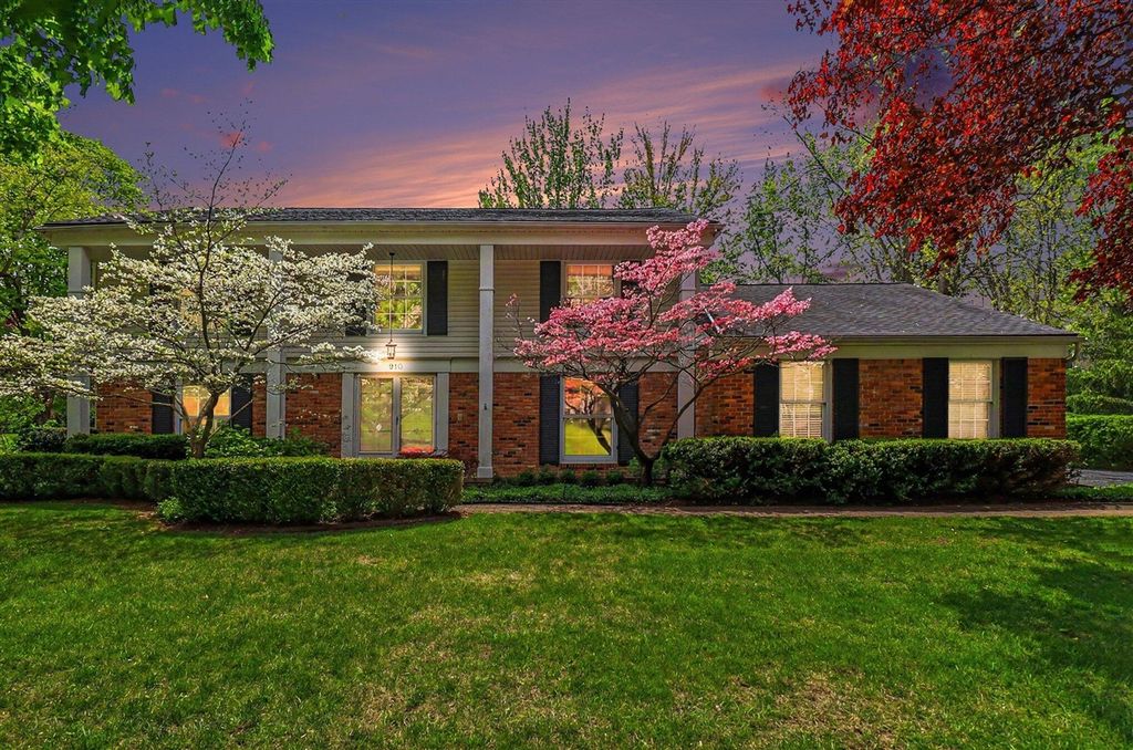 910 S Shady Hollow Circle, Bloomfield Hills, MI 48304