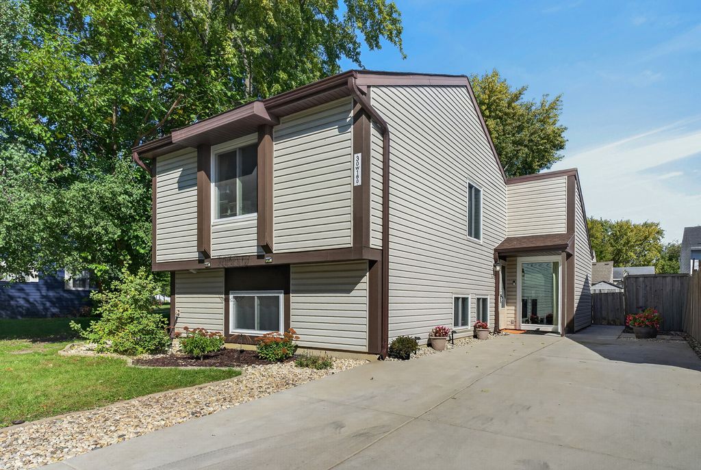 30W160 Linden Square, Warrenville, IL 60555 — exterior