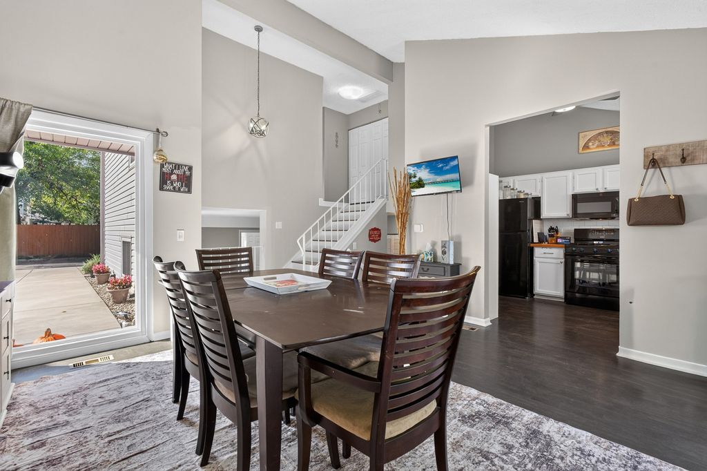 30W160 Linden Square, Warrenville, IL 60555 — photo 3
