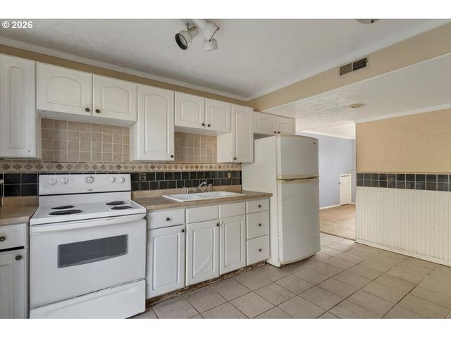 1645 Sw 27TH St, Gresham, OR 97080