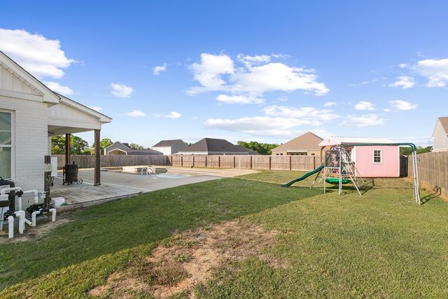 501 Early Walden Rd, Headland, AL 36345