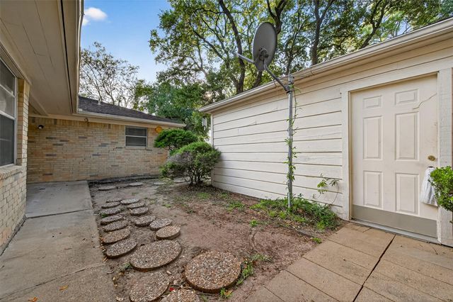 9602 S Petersham Drive, Houston, TX 77031