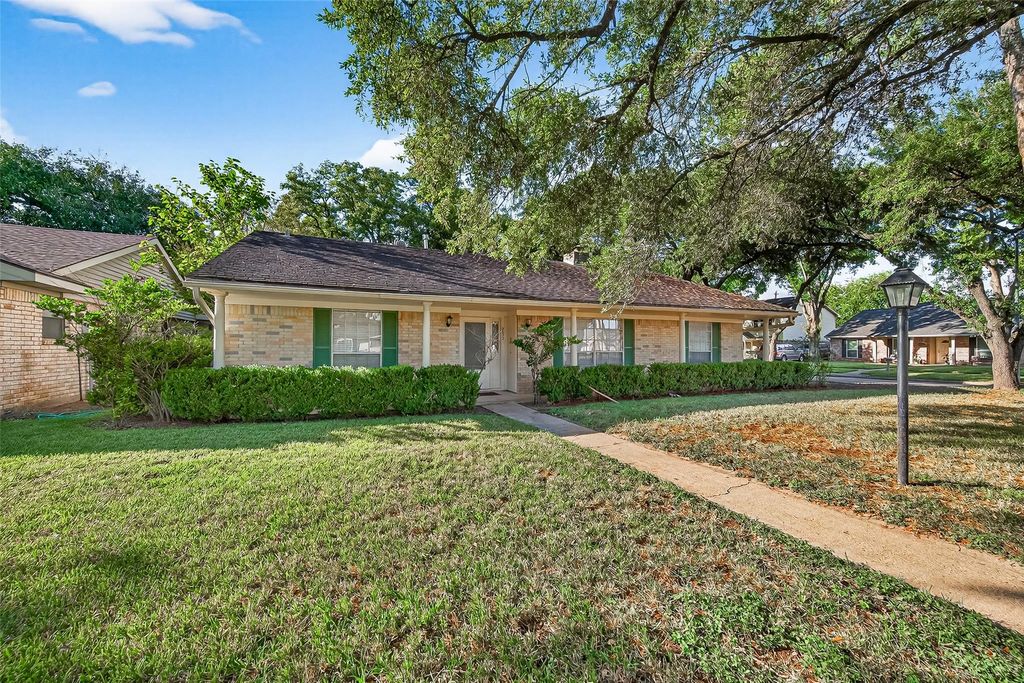 9602 S Petersham Drive, Houston, TX 77031