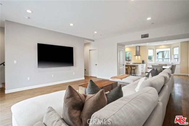 904 Warwick Avenue, Thousand Oaks, CA 91360