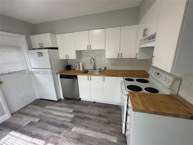 3739 SE 15 St 1, Dania Beach, FL 33004
