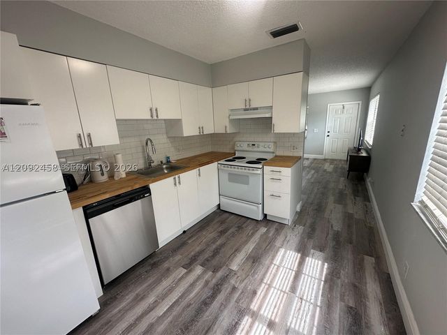 3739 SE 15 St 1, Dania Beach, FL 33004