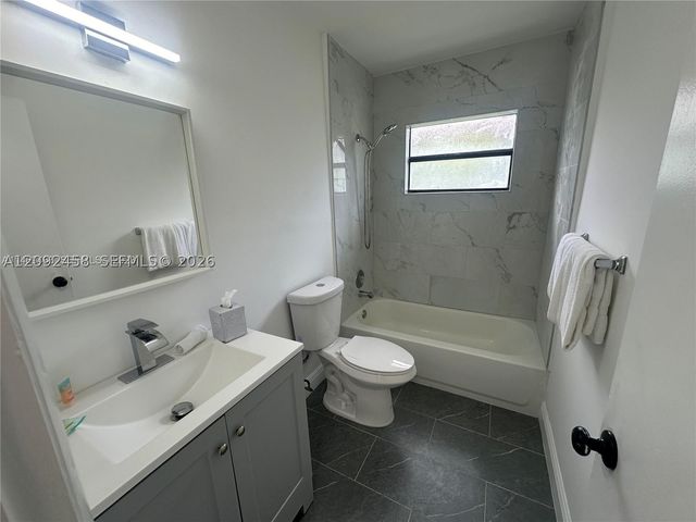 3739 SE 15 St 1, Dania Beach, FL 33004