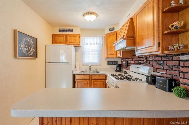 200 Ingraham Lane, New Hyde Park, NY 11040