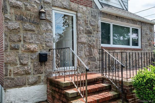 200 Ingraham Lane, New Hyde Park, NY 11040