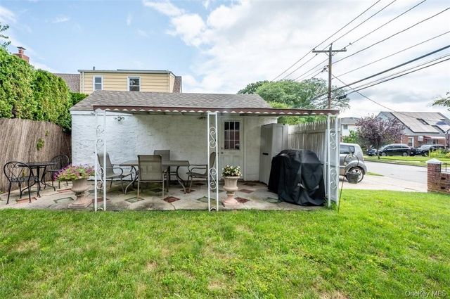 200 Ingraham Lane, New Hyde Park, NY 11040