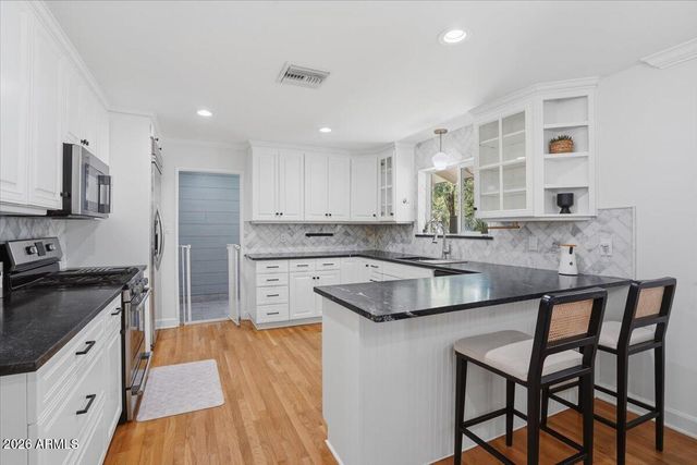216 E GLENN Drive, Phoenix, AZ 85020