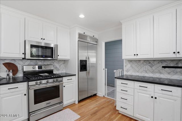 216 E GLENN Drive, Phoenix, AZ 85020