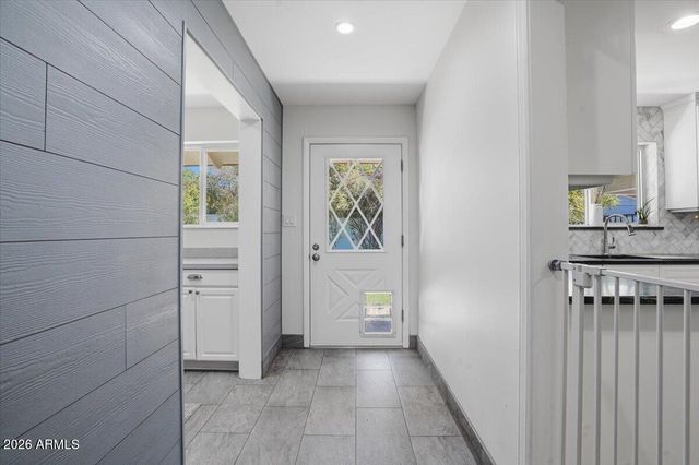 216 E GLENN Drive, Phoenix, AZ 85020