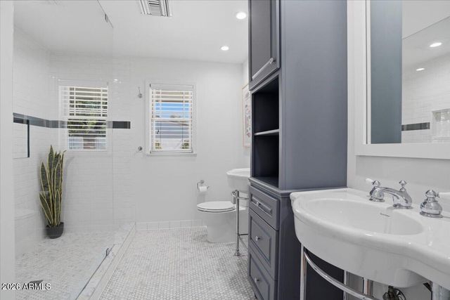 216 E GLENN Drive, Phoenix, AZ 85020