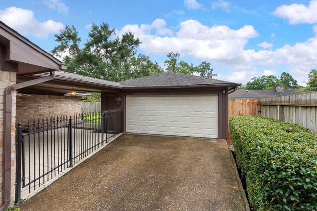2930 Brookdale Drive, Kingwood, TX 77339