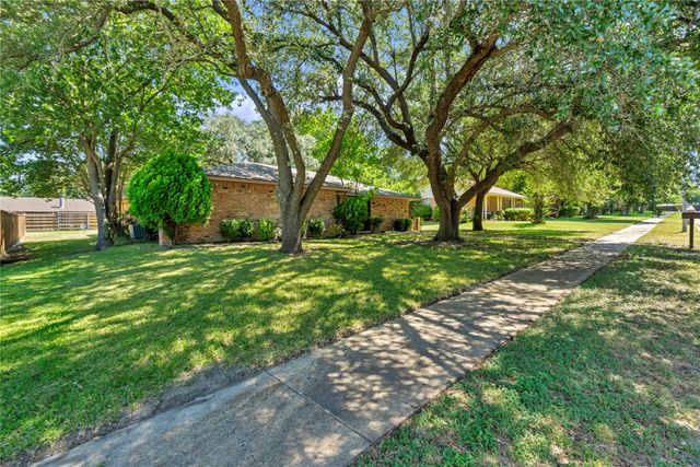 801 Waynelee Drive, Lancaster, TX 75146