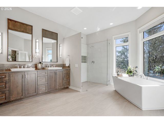 3540 RIVERKNOLL Way, West Linn, OR 97068