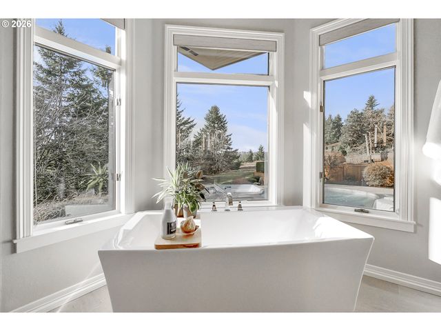 3540 RIVERKNOLL Way, West Linn, OR 97068