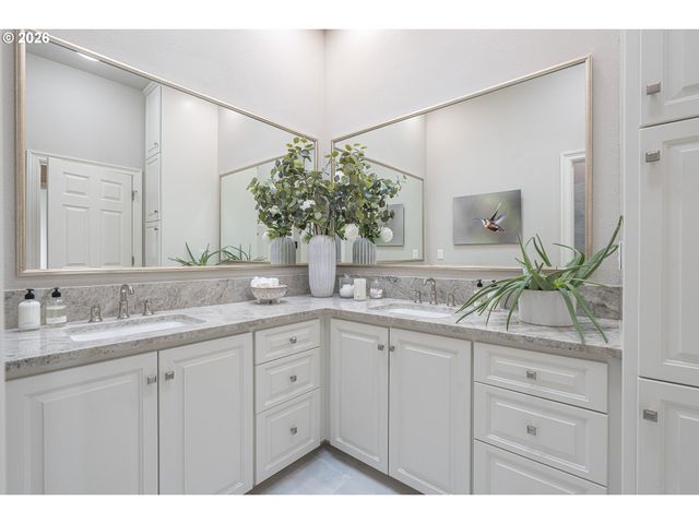 3540 RIVERKNOLL Way, West Linn, OR 97068