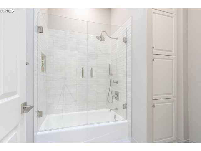 3540 RIVERKNOLL Way, West Linn, OR 97068