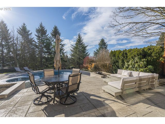 3540 RIVERKNOLL Way, West Linn, OR 97068