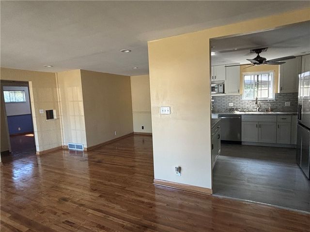 96 Moger Dr, South Strabane, PA 15301