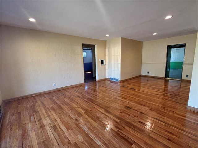 96 Moger Dr, South Strabane, PA 15301