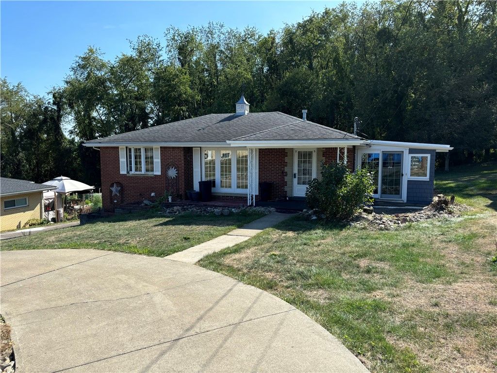 96 Moger Dr, South Strabane, PA 15301