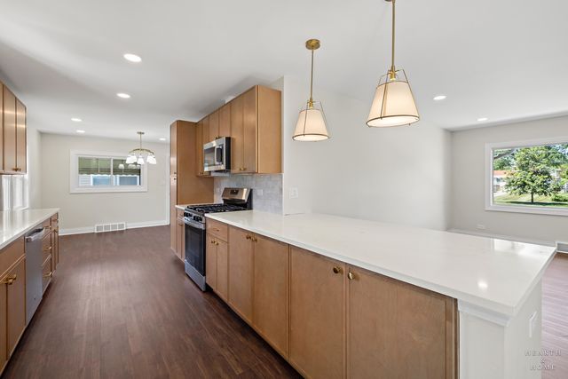 49 King Lane, Des Plaines, IL 60016