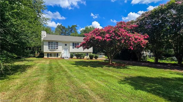 3581 Robinwest Drive, Pfafftown, NC 27040
