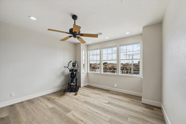 529 Southport Lane, Kemah, TX 77565