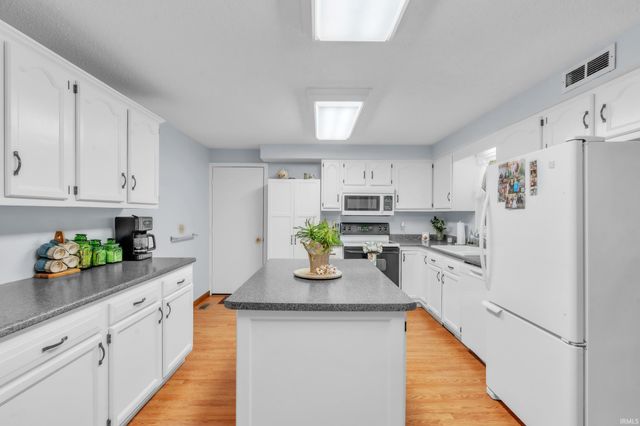 1406 Fairview Run, Kendallville, IN 46755