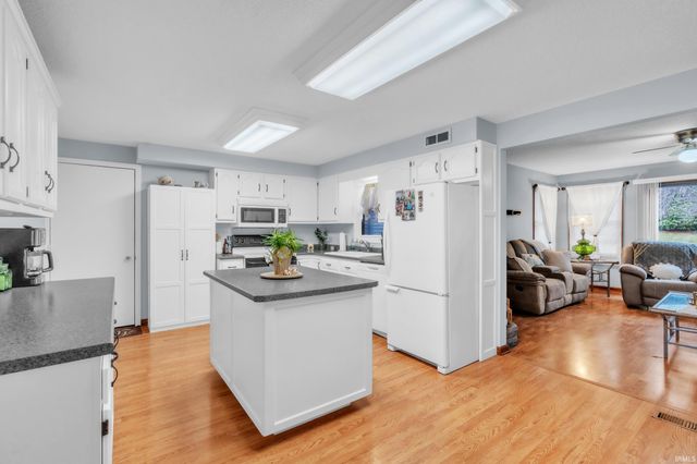 1406 Fairview Run, Kendallville, IN 46755